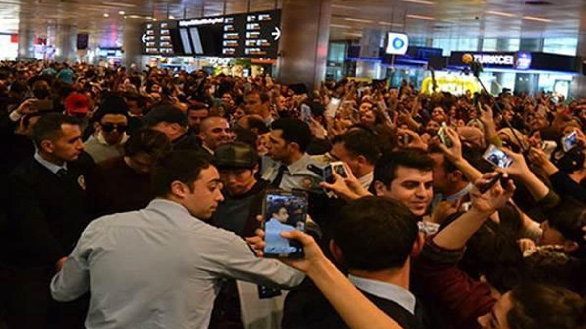 Atatürk Havalimanı'nda Cnblue izdihamı