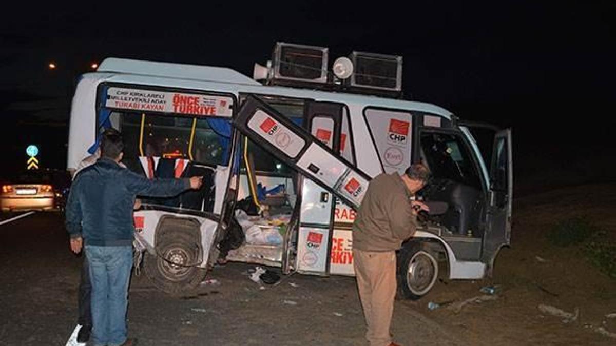 CHP'lileri taşıyan minibüse arkadan çarptı!