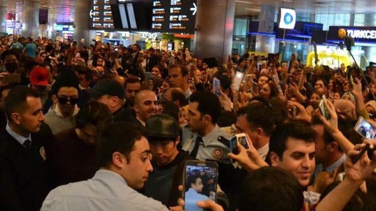 İstanbul'da CNBLUE izdihamı