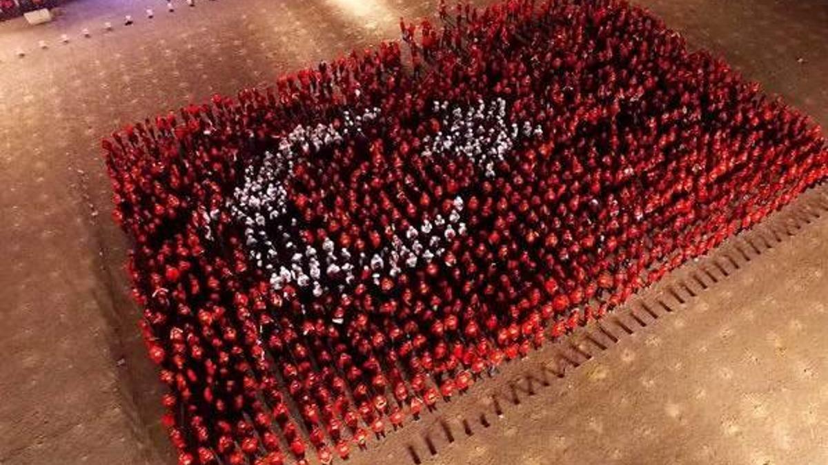 2015 kişi dev Türk Bayrağı oluşturdu