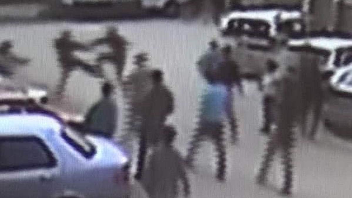 Liselilerin bıçaklı sopalı kavgası güvenlik kamerasında