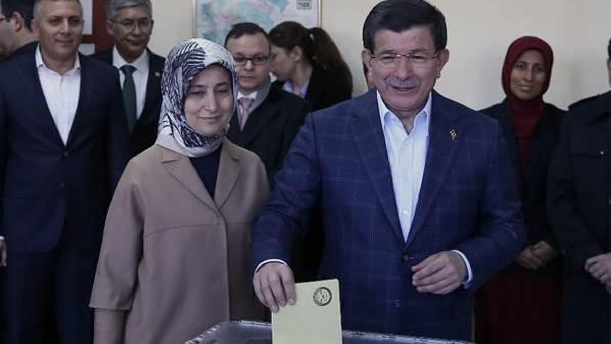 Davutoğlu Konya'da oy kullandı