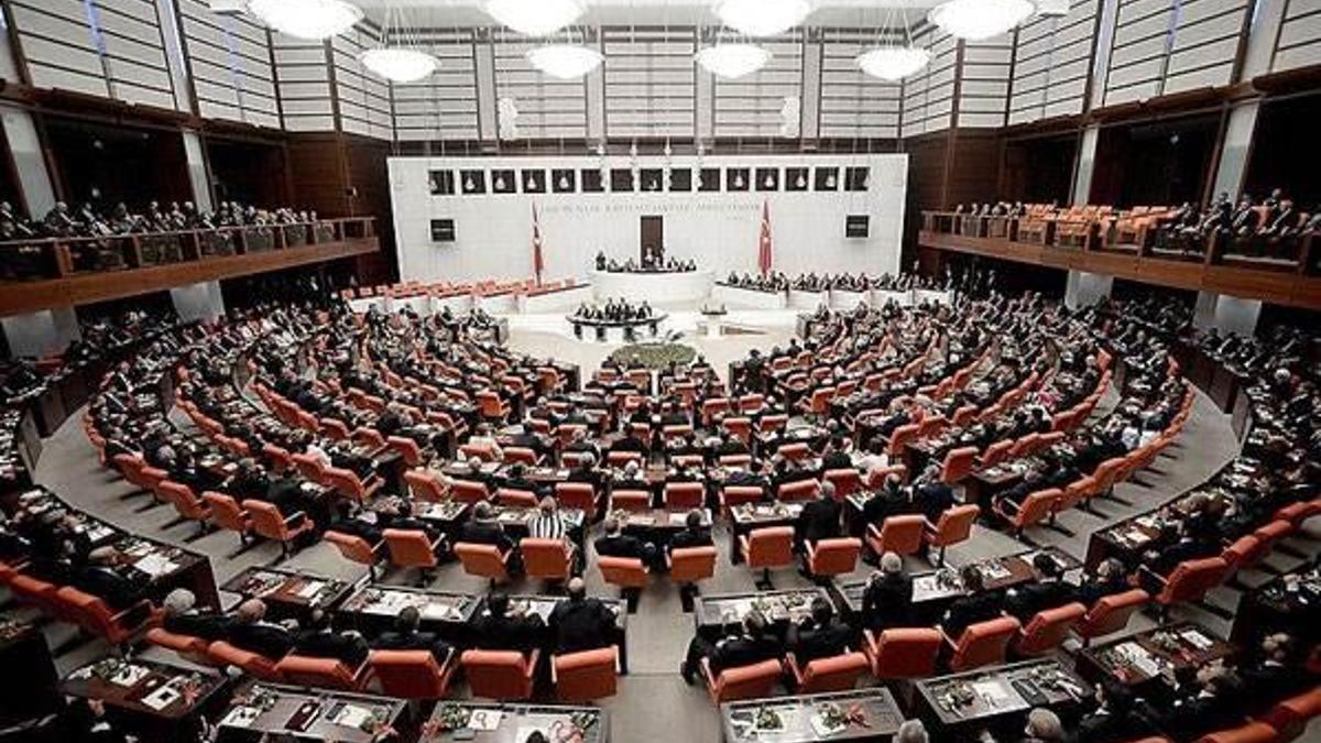 Üç dönemlikler yeniden mecliste!