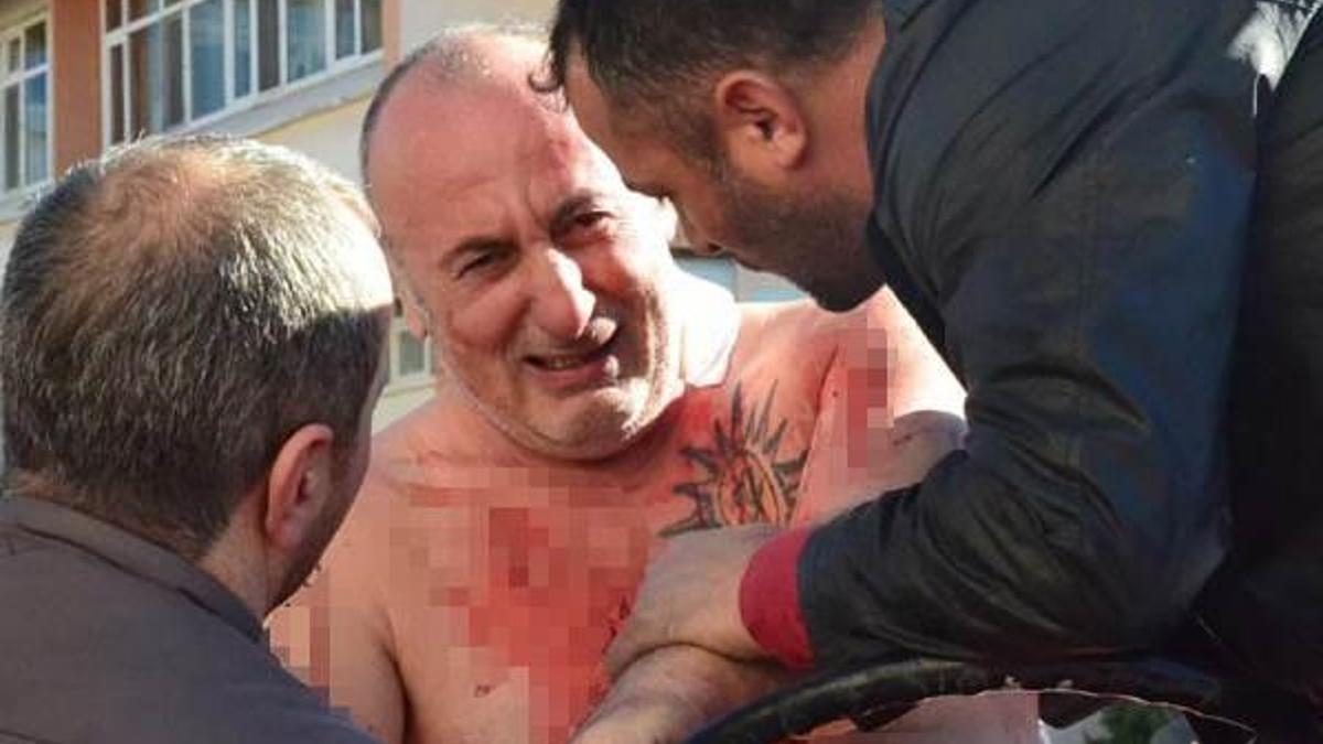 Adliye önünde kendini kesti