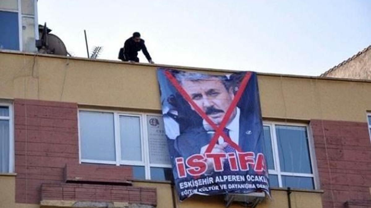 Eskişehir Alperen Ocakları Destici'nin istifası için pankart astı