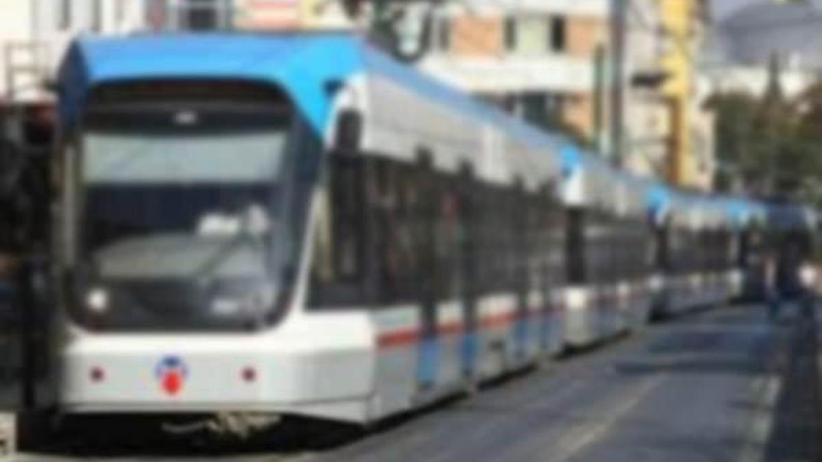 Tramvay duraklarında bomba paniği!