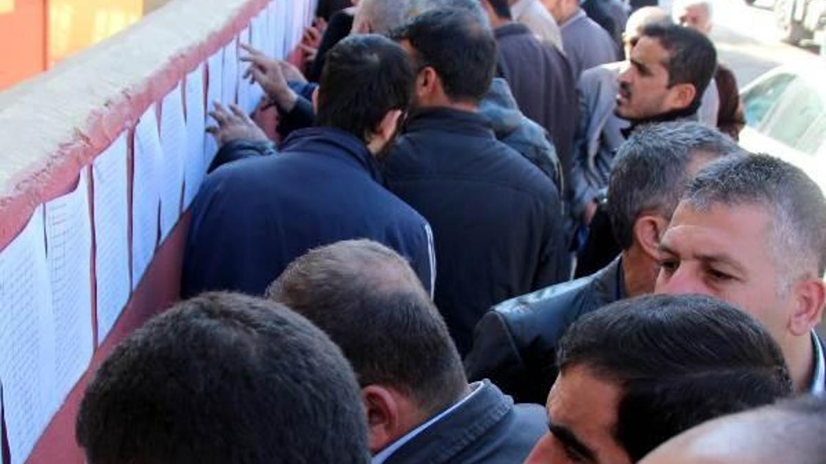Batman’da işsizler, duvardaki listede isimlerini aradı