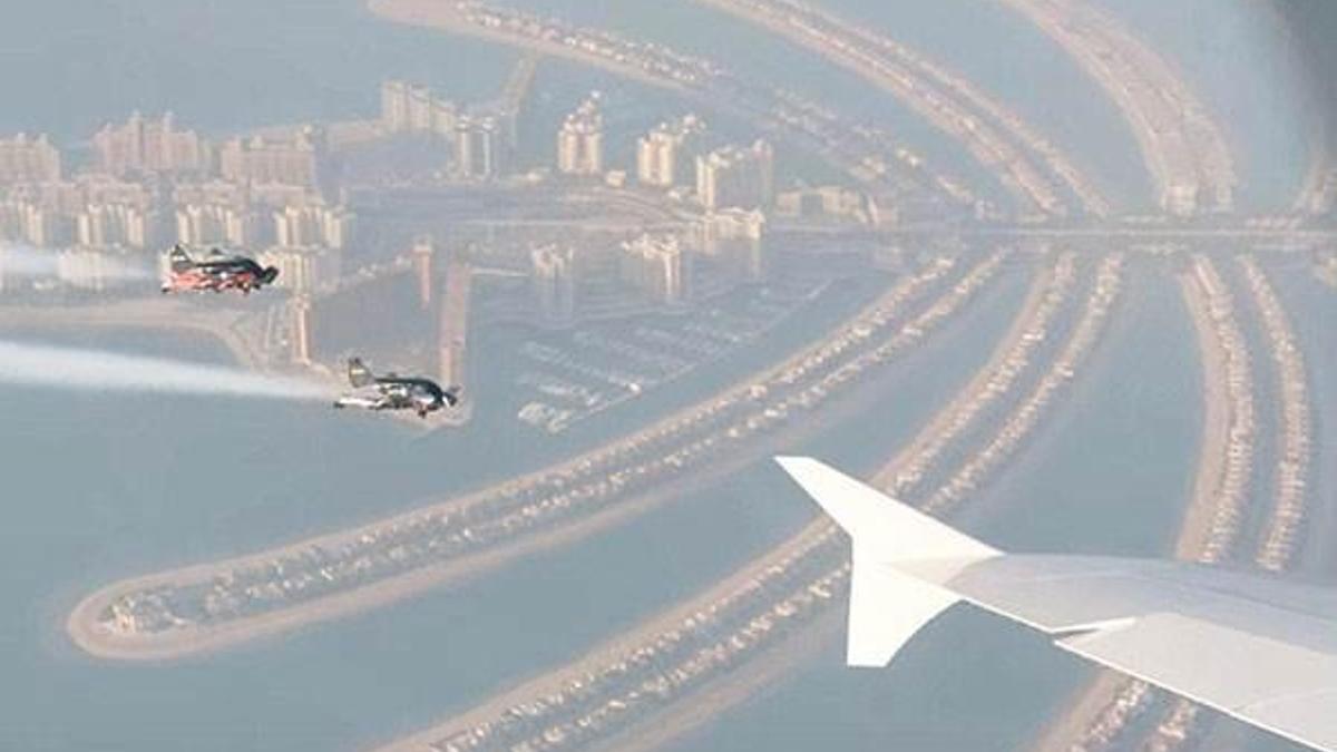 Dev uçakla ‘Jetman’in büyüleyen gösterisi