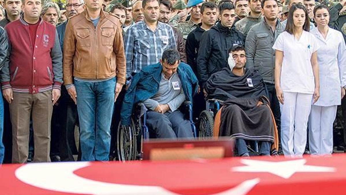 Aynı çatışmada yaralanan silah arkadaşları uğurladı
