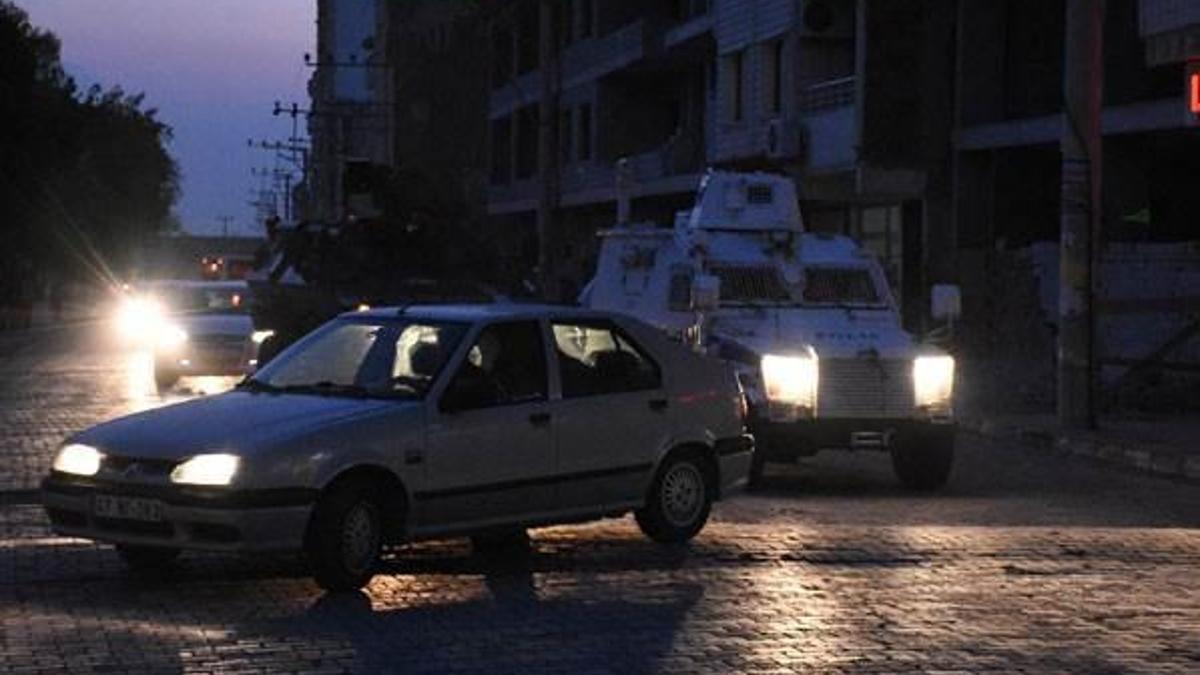 Nusaybin'de, hendek kapatan polise silahlı saldırı
