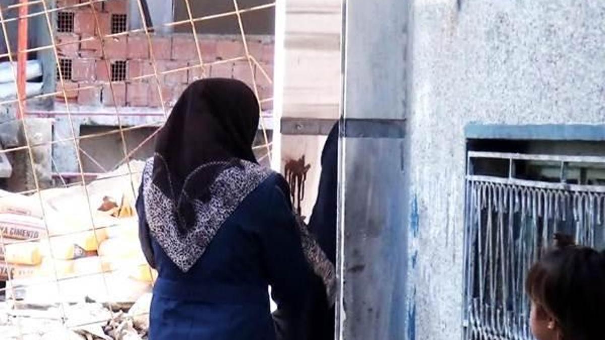 Suriyeli anne bebeğini emzirirken....