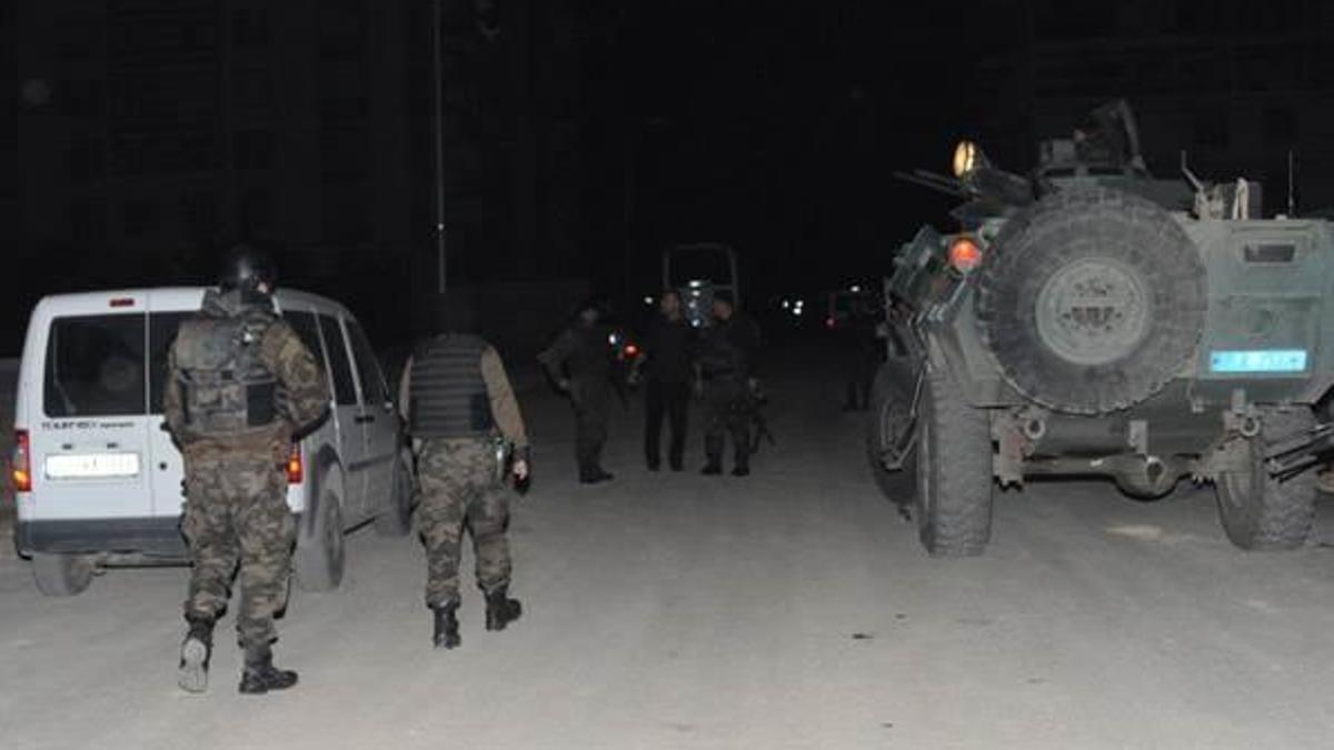 Gaziantep'te hücre evi operasyonunda canlı bomba kendini patlattı; 4 polis yaralandı