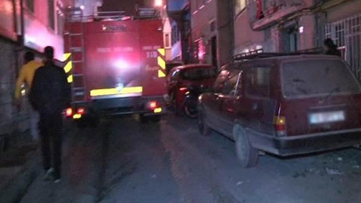 Araç parkları nedeniyle itfaiye müdahalede geçikti, 100 yıllık tarih yandı
