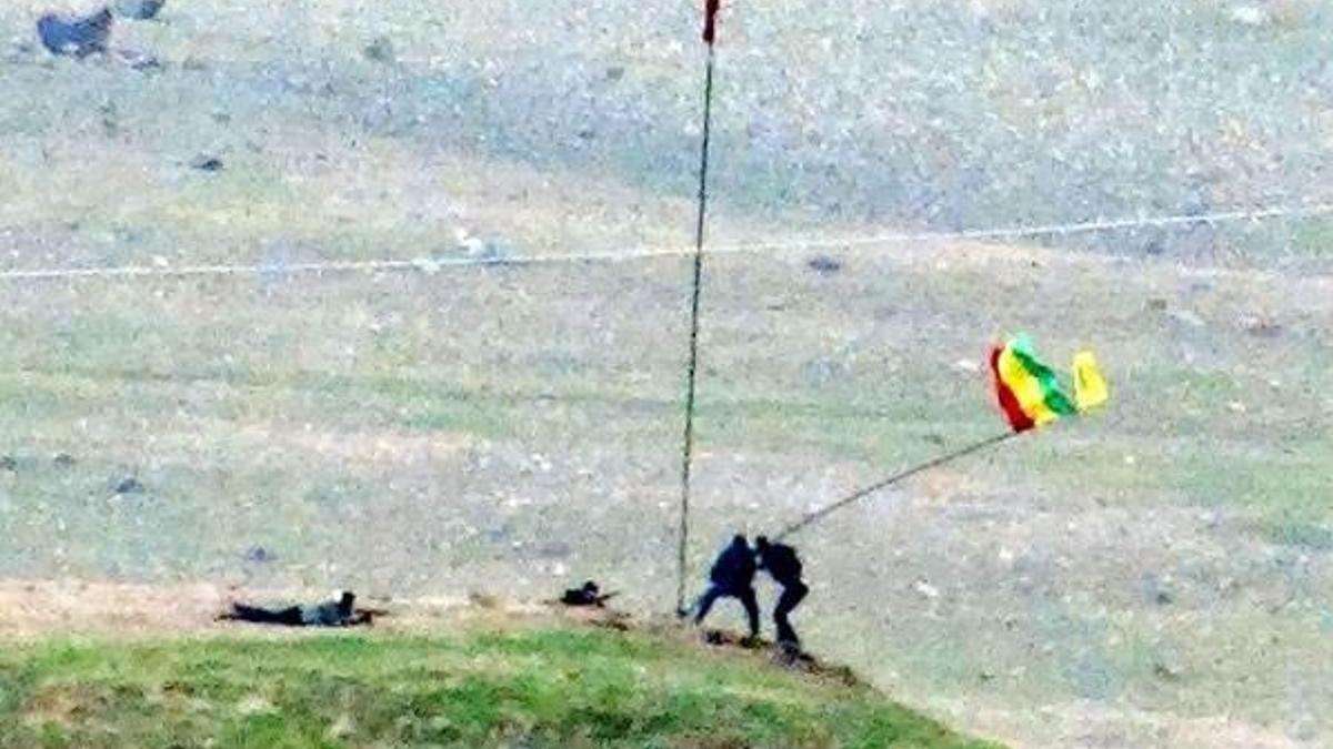 Cizre’deki bir tepeye dikilen PKK flamasını indiren polise ateş açıldı