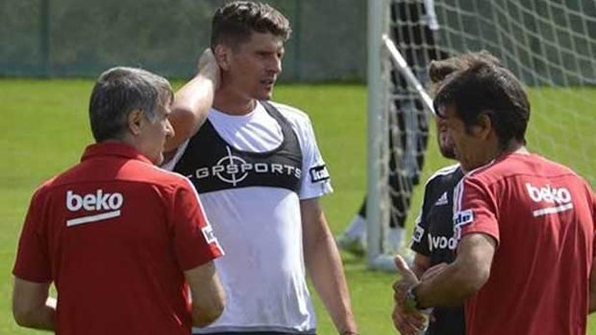Gomez, Şenol Güneş’in elini öptü mü?