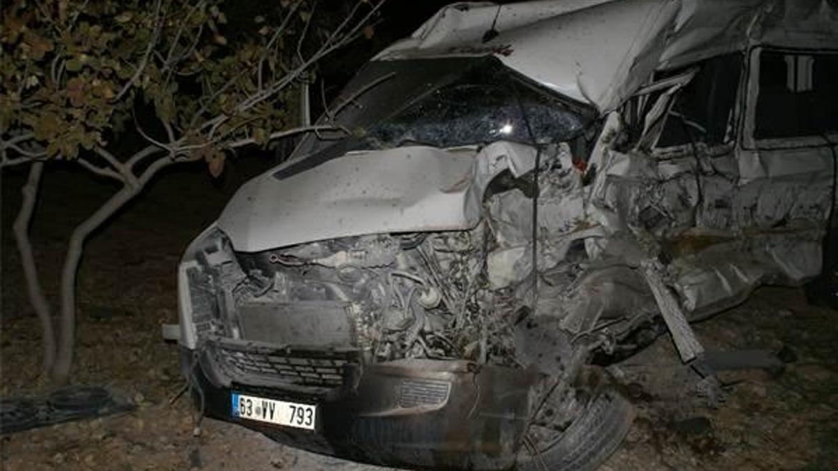 Öğrenci servisi TIR'la çarpıştı: 2 ölü, 7 yaralı