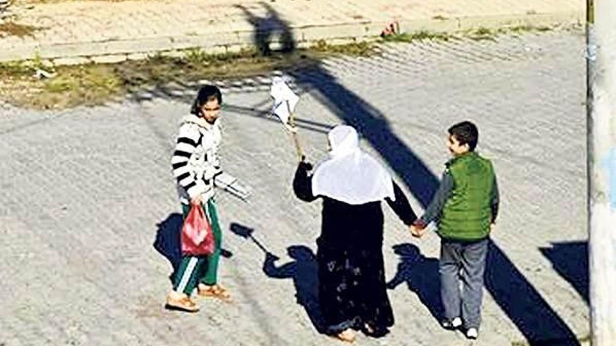 Beyaz bezle çıkıyorlar