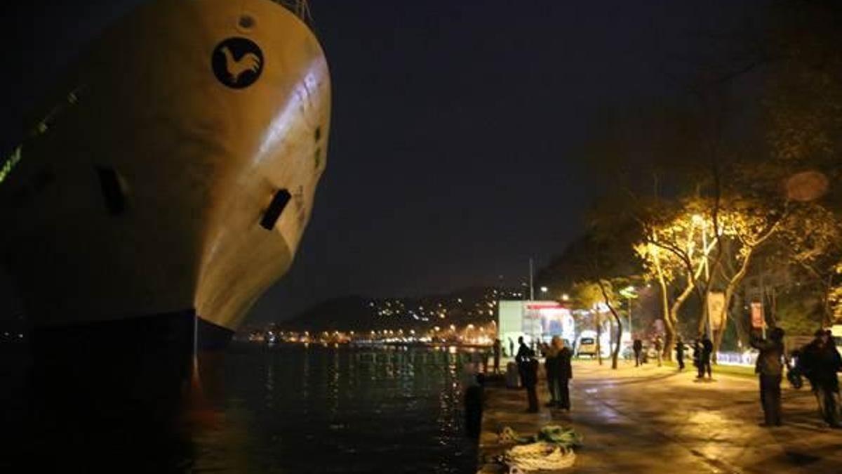 İstanbul Boğazı'nda kargo gemisi karaya oturdu