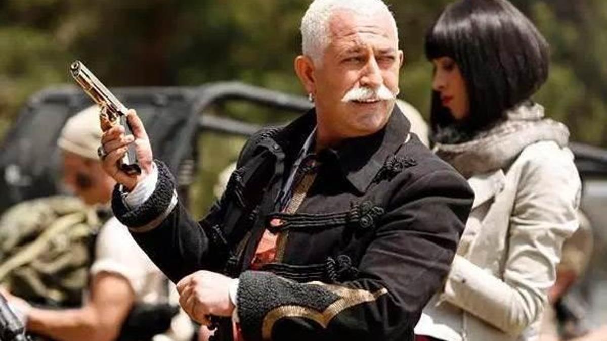 Cem Yılmaz film ekibiyle şarkı söyledi