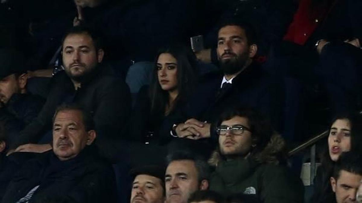 Arda da tribündeydi