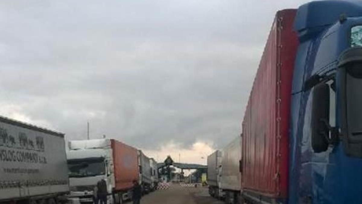 Rusya'ya mal getiren 30 kadar TIR, Gürcistan-Rusya arasında bekletiliyor
