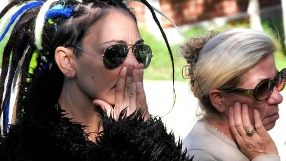 Özlem Tekin babasını son yolculuğuna uğurladı!