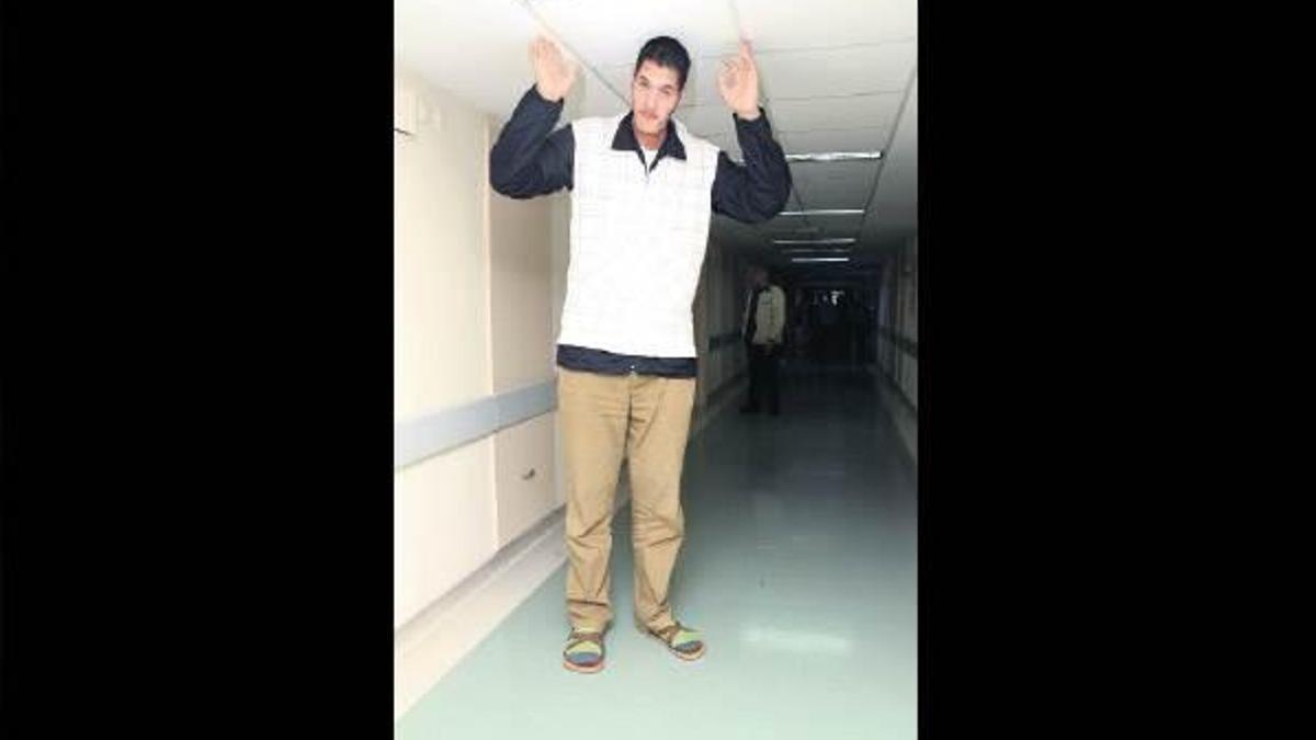 Tümör nedeniyle boyu 2 metre 32 santim