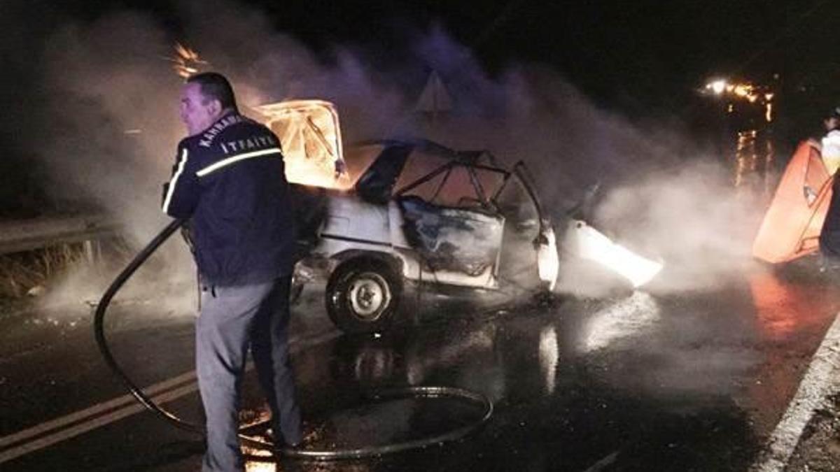 TIR'la çarpışan otomobildeki 2 kişi yanarak öldü