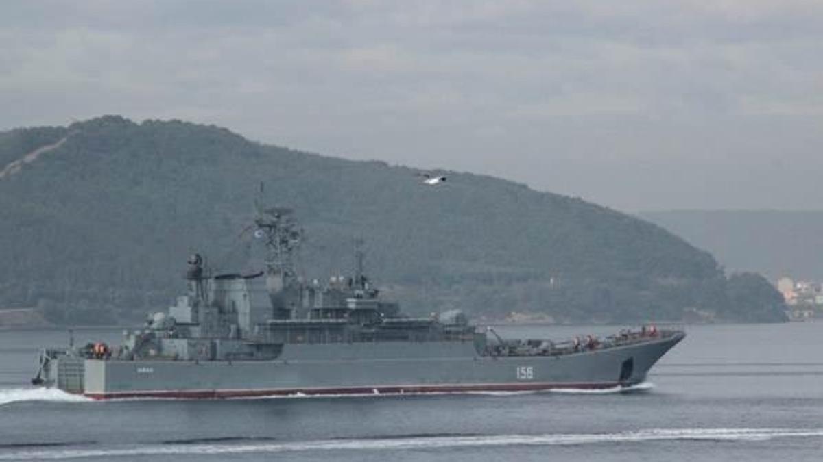 Rus savaş gemisi Boğaz'dan geçti
