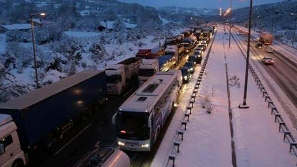 D-100 karayolu ulaşıma kapandı