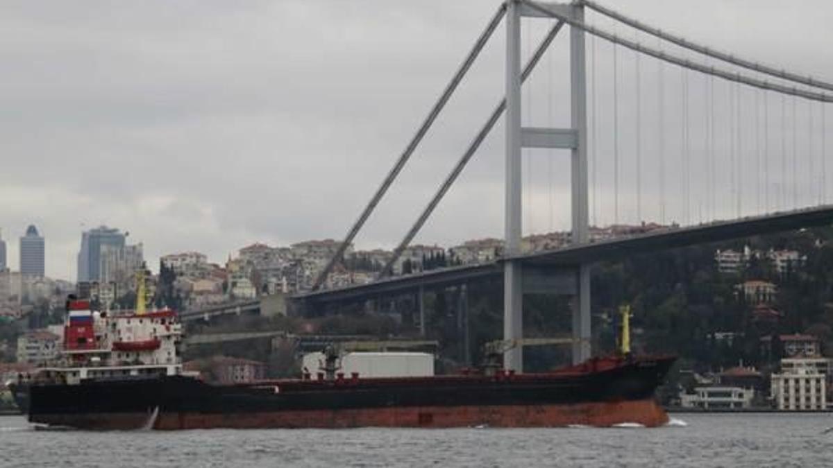 Rus askeri kargo gemisi  boğazı sahil güvenlik eşliğinde geçti