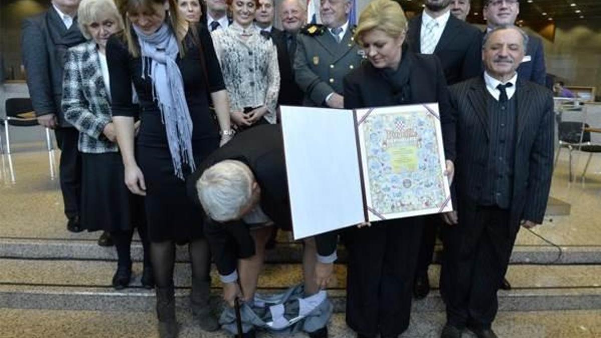 Hırvat Başkan'ın pantolunu düştü