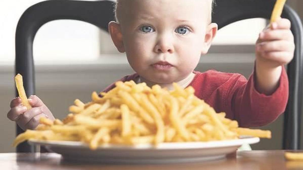Aileyle sofraya oturmak çocuğu obeziteden koruyor