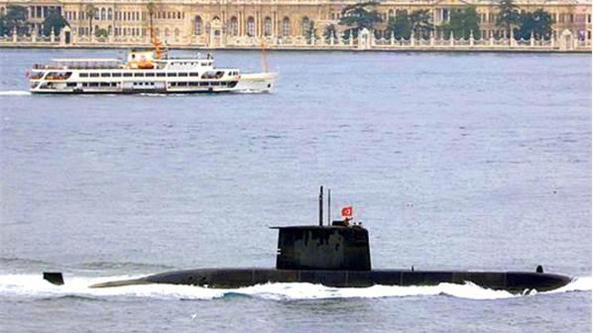 Boğaz’dan Türk denizaltı geçti