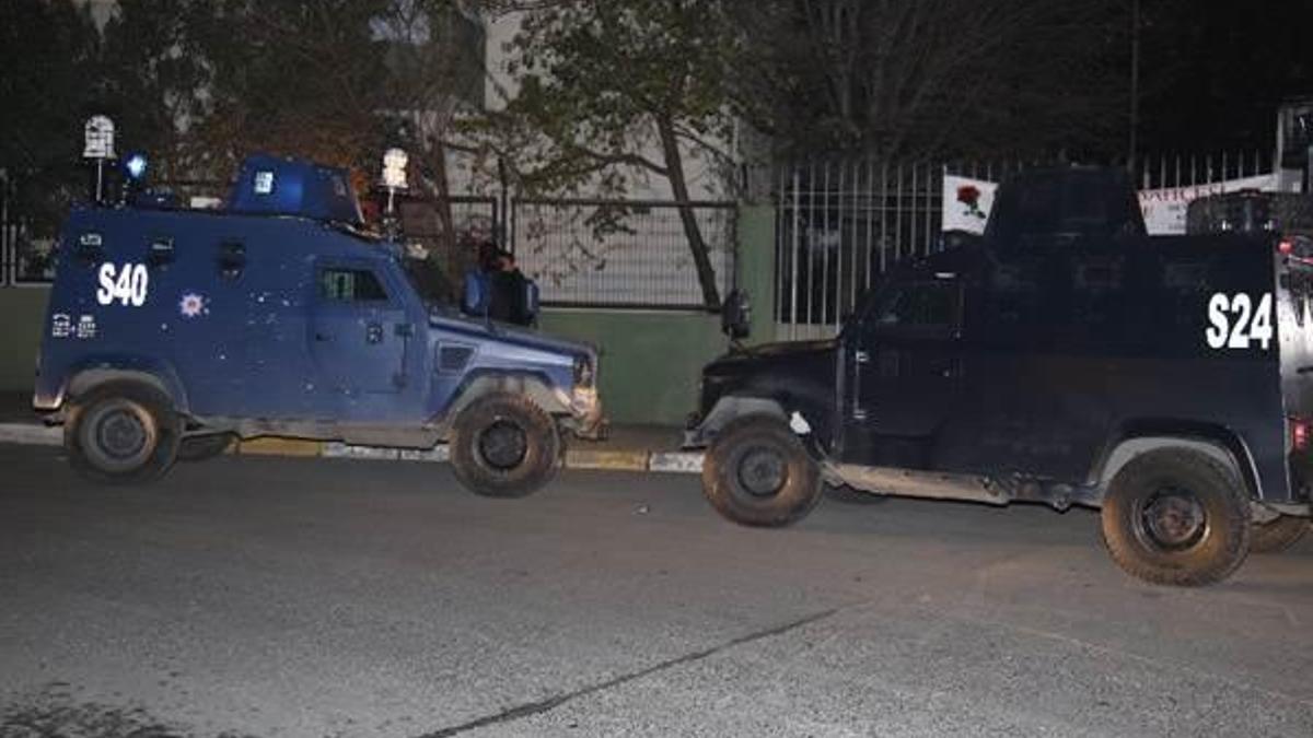 Bağcılar'da polis aracına ateş açıldı