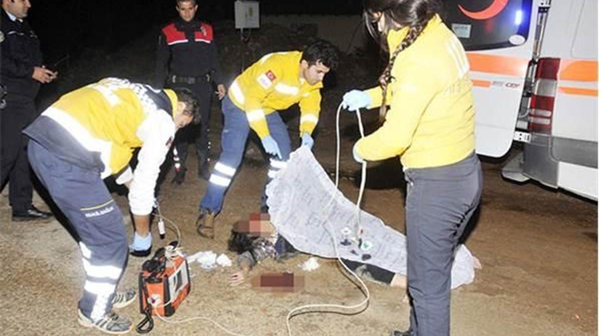 Antalya'da 17 yaşındaki kızı arabadan attılar!