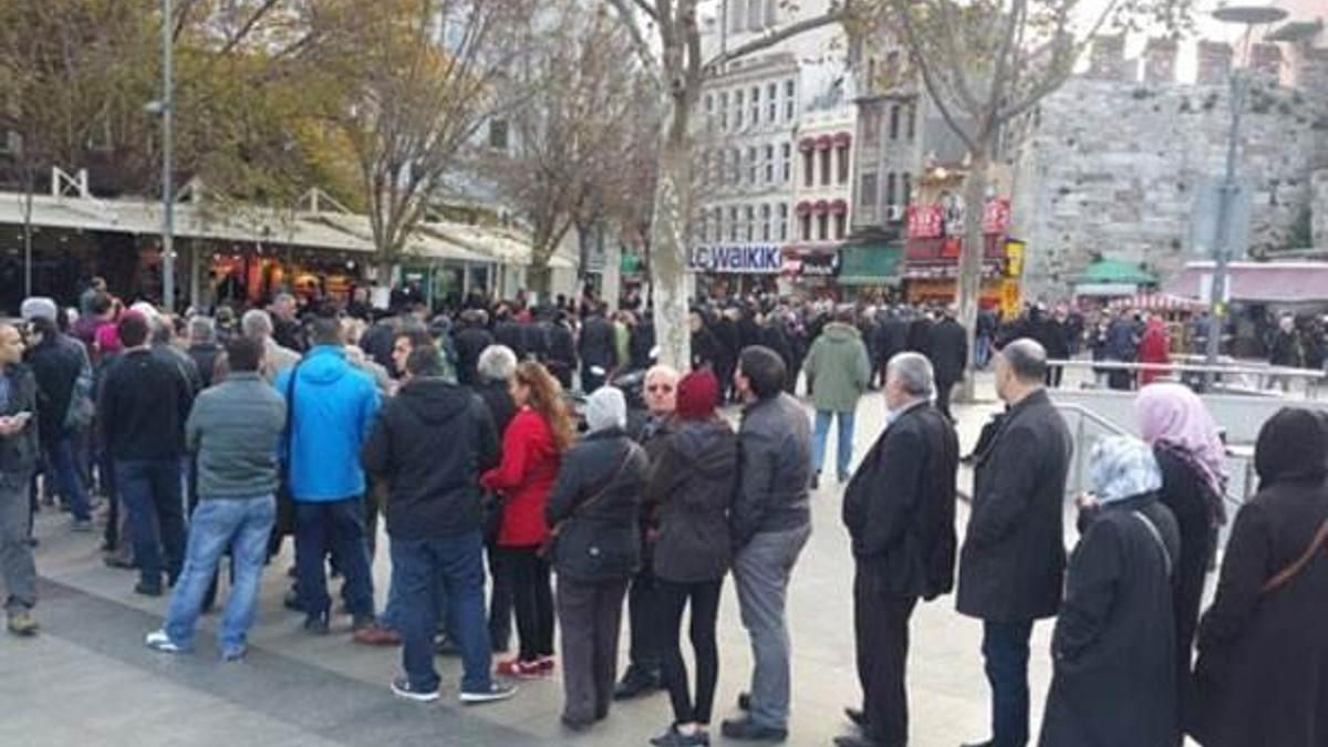 Nimet Abla gişesi önünde uzun kuyruk