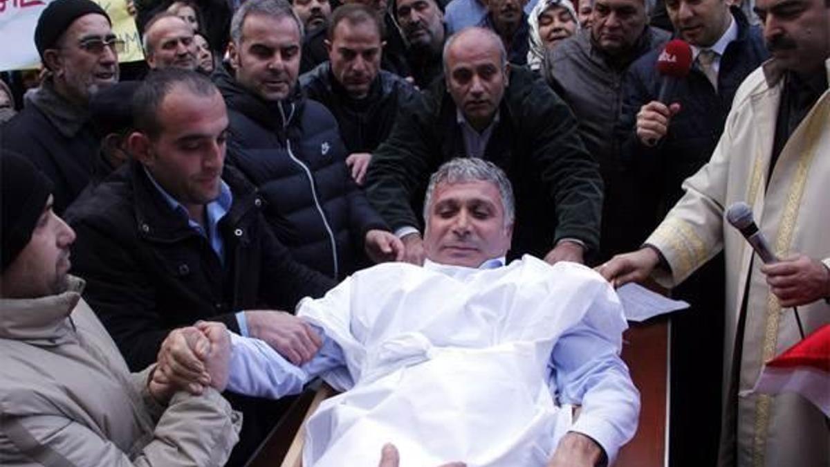 CHP'li belediye başkanı canlı canlı tabuta girdi