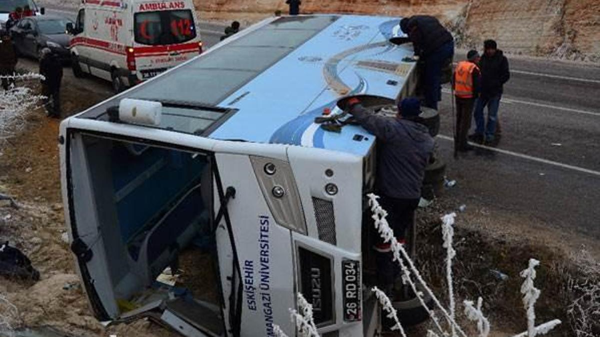 Sporcuları taşıyan midibüs kaza yaptı: 1 ölü