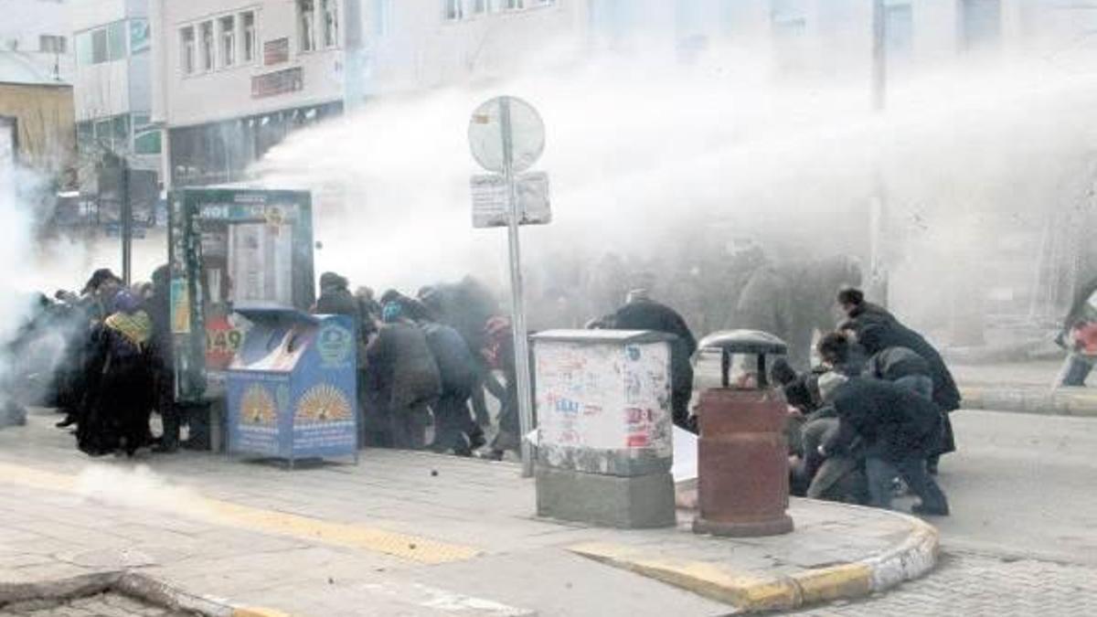 Sokağa çıkma yasağına protesto