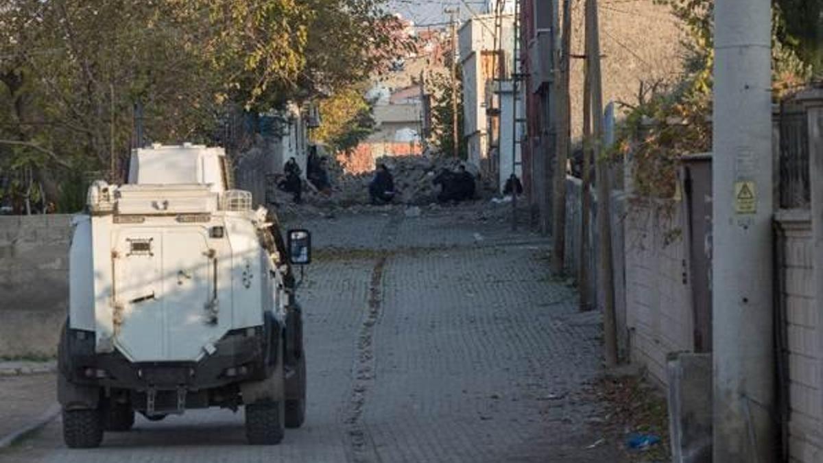 Teröristler Silopi'de okul ve sağlık ocağı yaktı