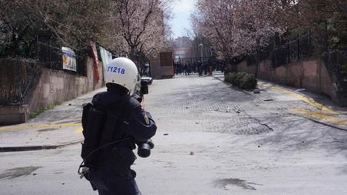 Karşıt görüşlü öğrenciler birbirine girdi