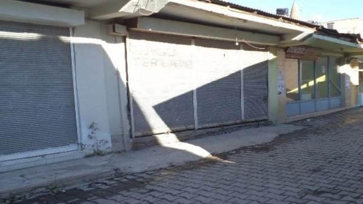 Esnaf kapısına kilit vurdu