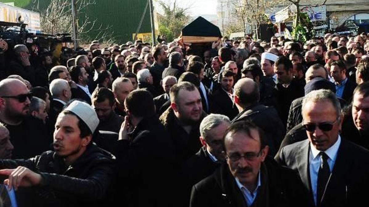 İsmail Hacısüleymanoğlu'nun cenaze töreninde kalabalık sokağa taştı