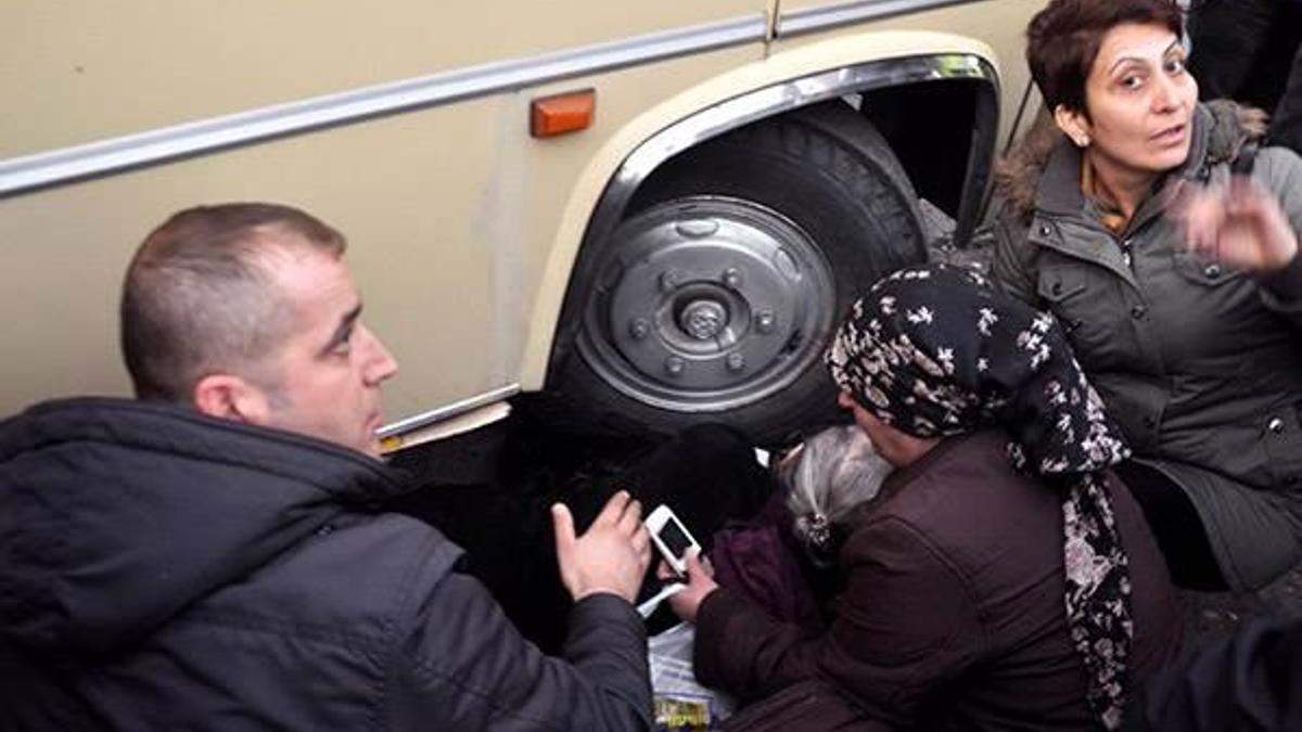 Minibüsün çarptığı kadının kolu tekerleğin altında kaldı