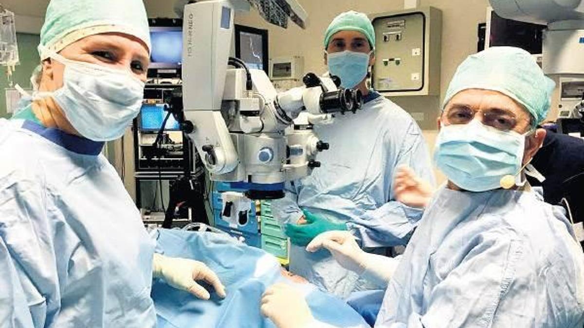 Türk doktor, canlı yayında kör kadının gözünü açtı