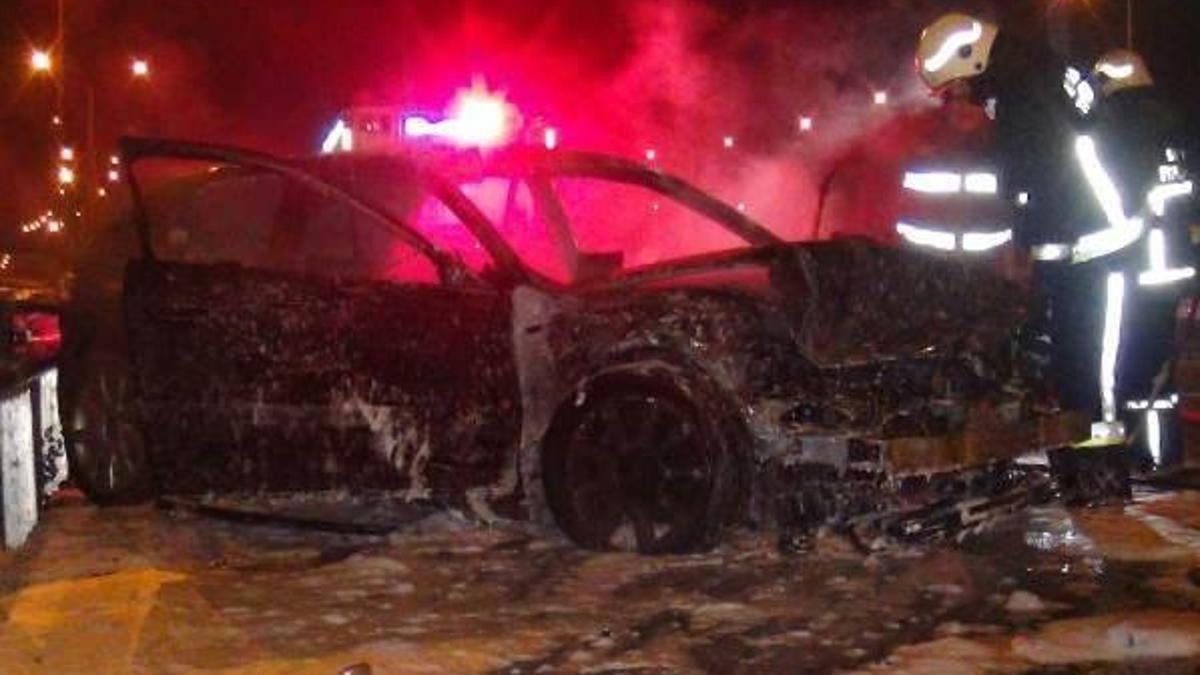 Otomobil alev aldı, sürücüsü kaçtı