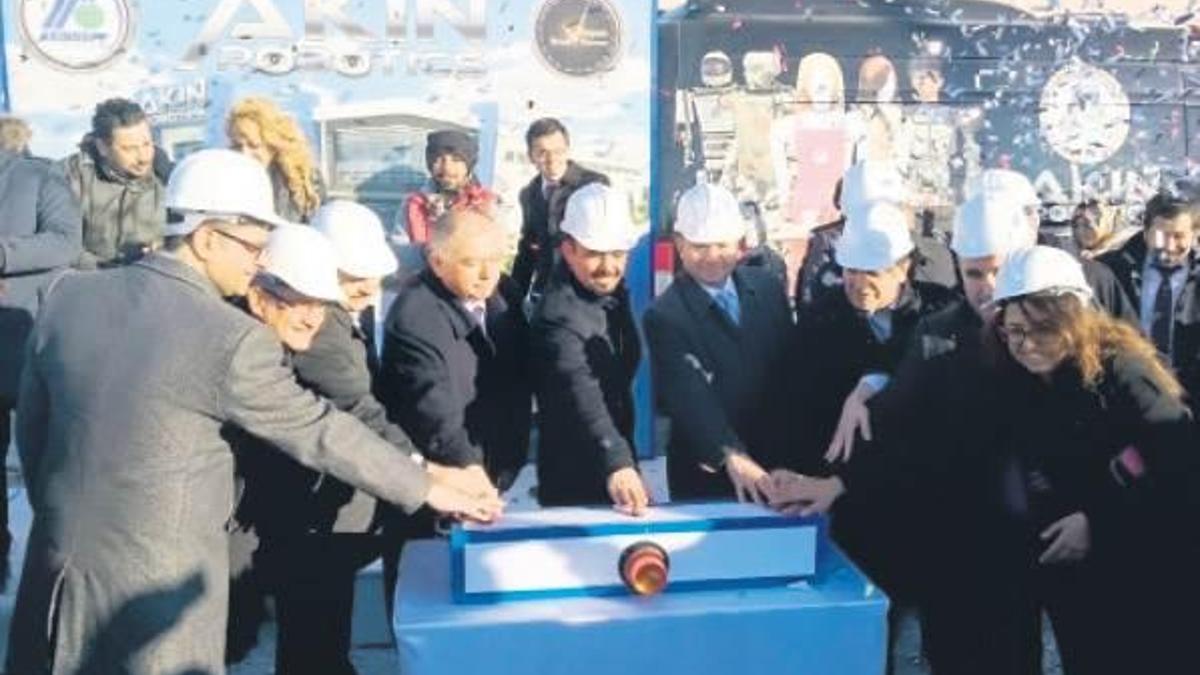 Hostes robot üretecek
