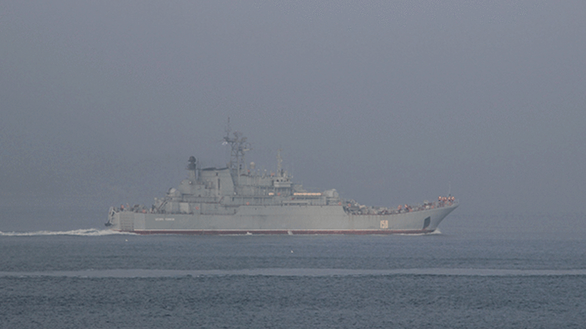 Rus askeri gemileri Çanakkale Boğazı’ndan peş peşe geçti