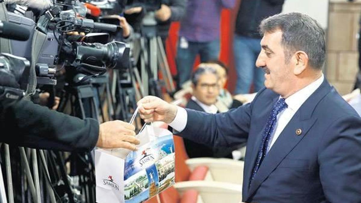 Meclis’te ‘Kıvratma’lı basın toplantısı yaptı